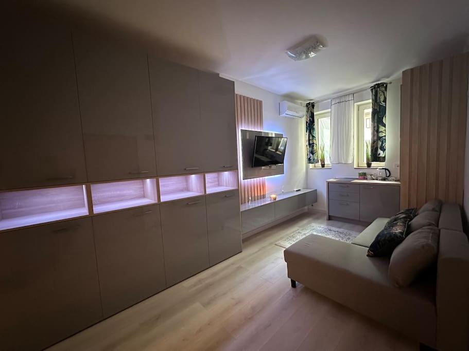 Cozy 1 Bedroom Apartment! Bükreş Dış mekan fotoğraf