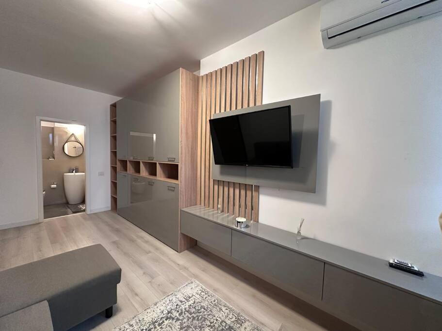 Cozy 1 Bedroom Apartment! Bükreş Dış mekan fotoğraf