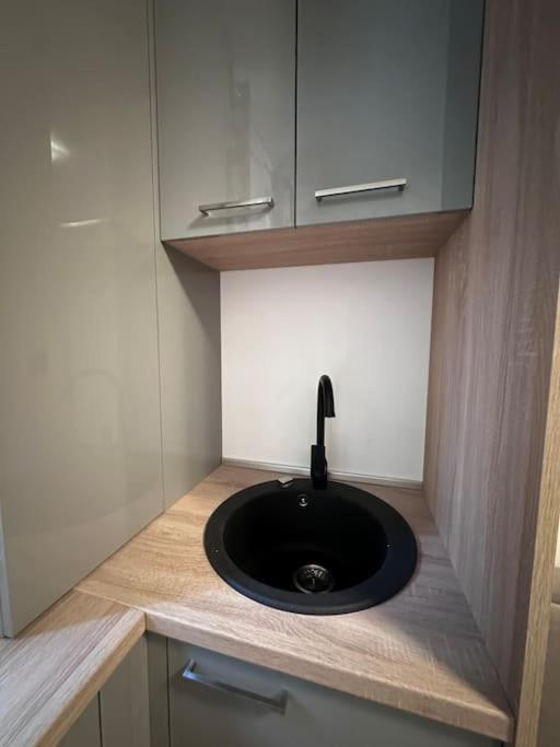 Cozy 1 Bedroom Apartment! Bükreş Dış mekan fotoğraf