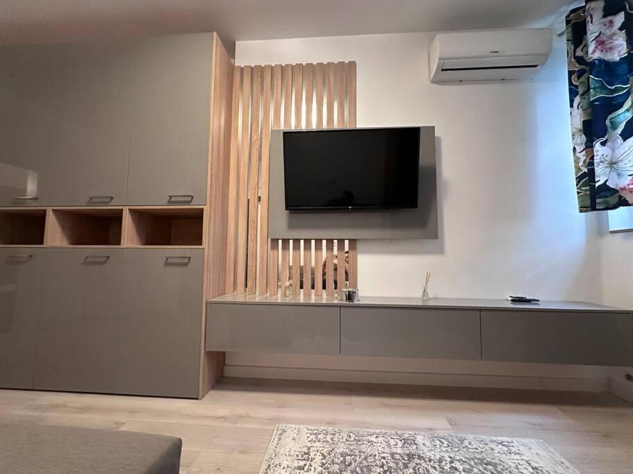 Cozy 1 Bedroom Apartment! Bükreş Dış mekan fotoğraf